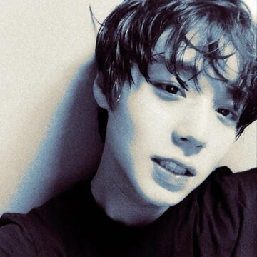 Likes:dormir, leer, atardeceres, invierno, poesía, pintura, todo tipo de música, animales, series. Dislikes: insectos, gore, calor, ruido, toxicidad.